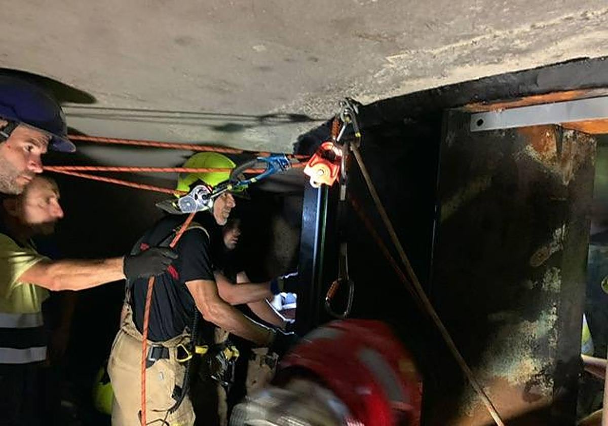 Los bomberos durante la intervención que llevaron a cabo para el rescate de los dos hombres.