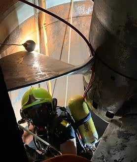 Imagen secundaria 2 - Exterior de la central hidroeléctrica en la que ocurrieron los hechos. / En las imágenes del interior: espacios pequeños y estrechos por los que tuvieron que acceder los bomberos.