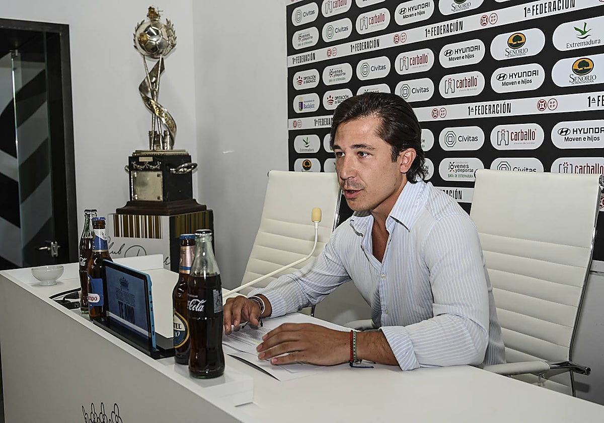 El director general del Badajoz, Patricio Arana, durante su comparecencia.