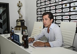 El director general del Badajoz, Patricio Arana, durante su comparecencia.