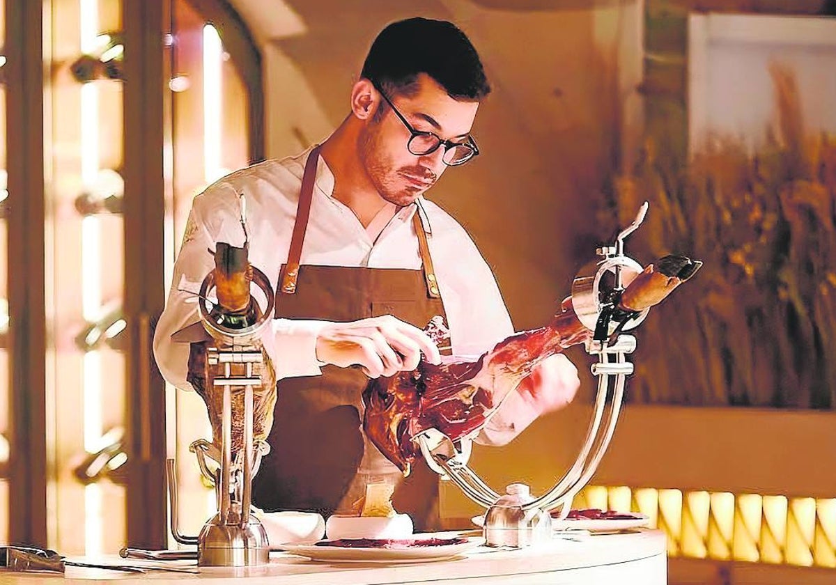 Fran Martínez cortando jamón en la Galería Canalejas (Madrid).