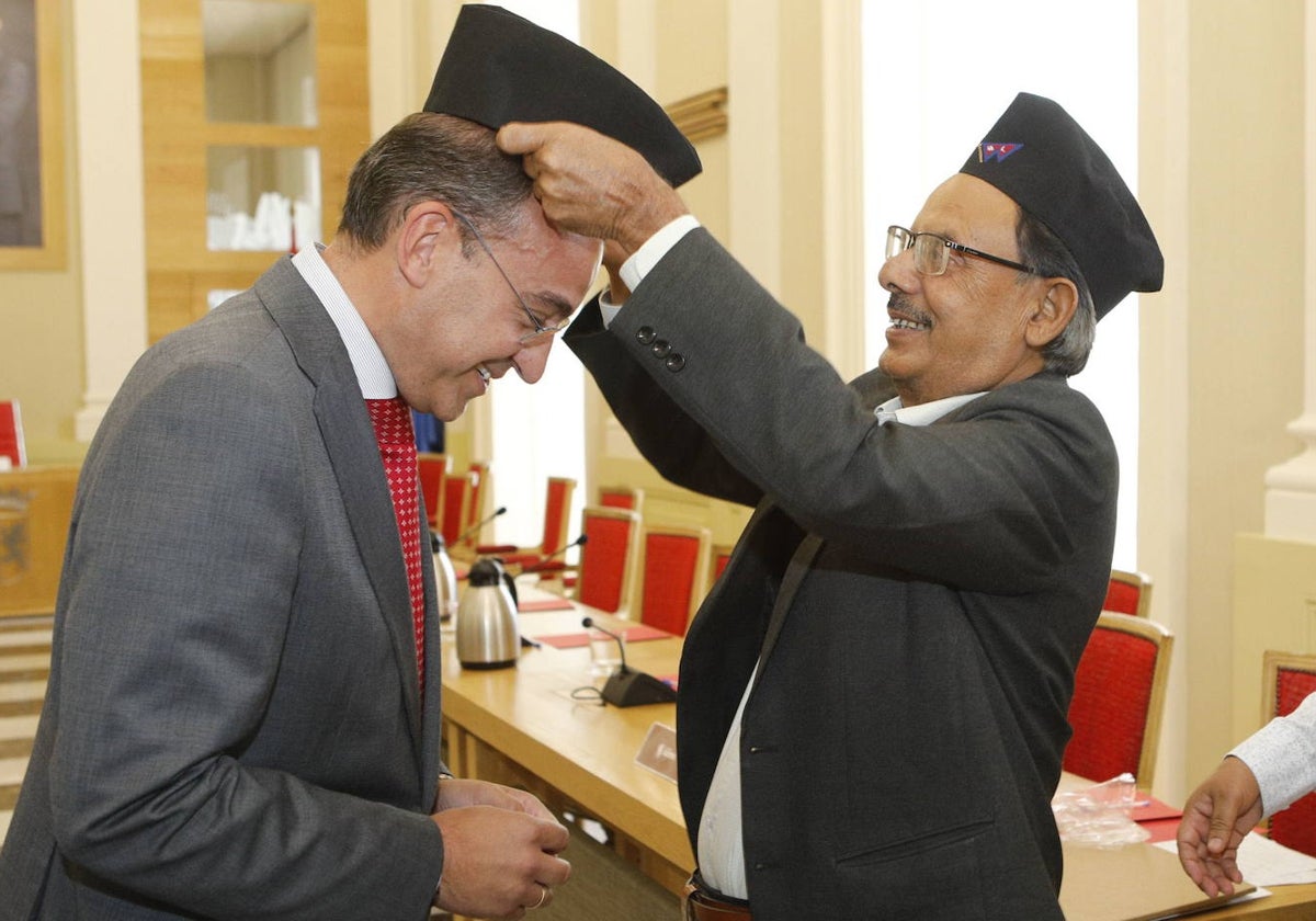 El alcalde de Lumbini (Nepal) entrega un obsequio a Mateos en el encuentro mantenido el 3 de julio.