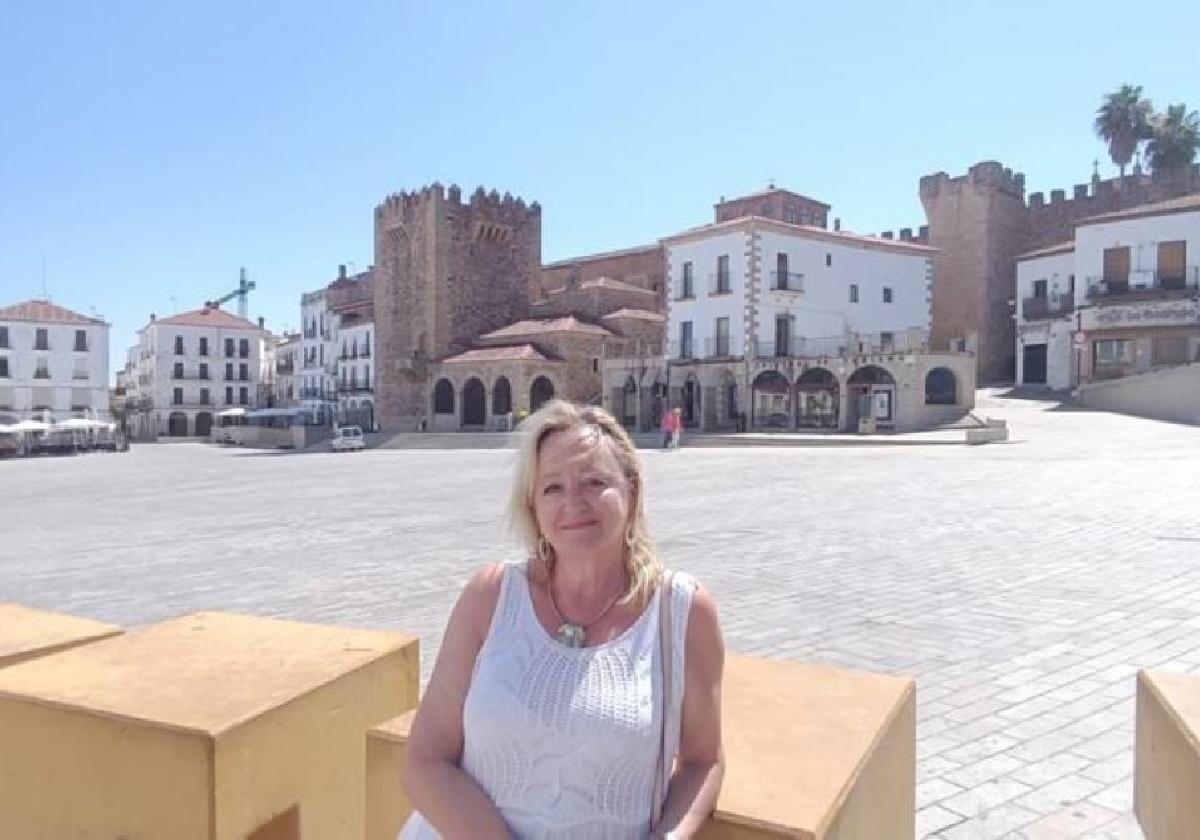 Encarna Chacón en laPlaza Mayor de Cáceres.