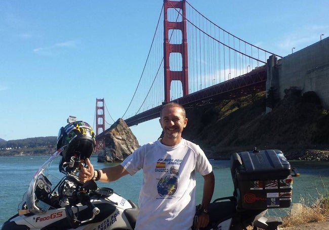 Fabián, durante su viaje por América en 2015. La foto está tomada delante del Golden Gate de San Francisco.