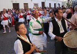 Rafael Sequera guiando el inicio de la danza ante la Virgen de la Salud