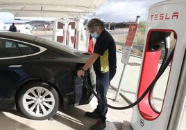 Recarga de un coche eléctrico en Mérida.