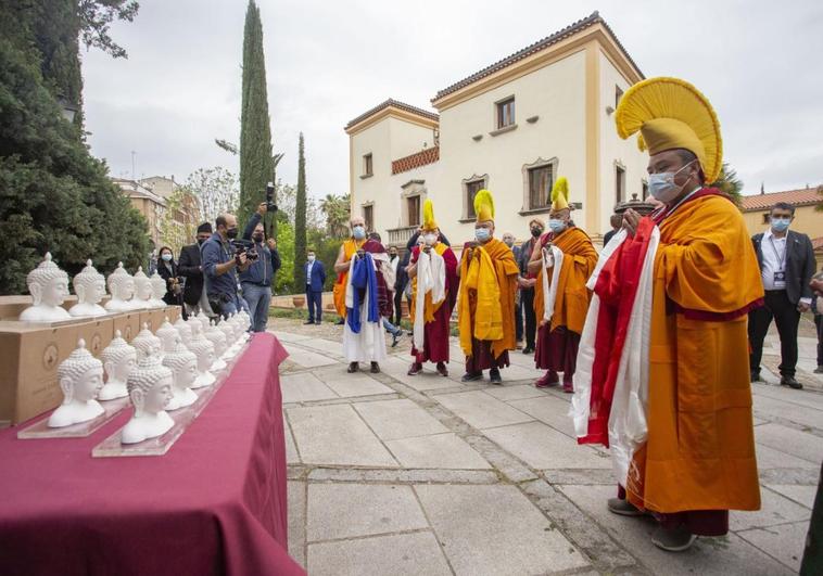 Ceremonia budista con motivo del hermanamiento entre Cáceres y la localidad nepalí de Lumbini en abril de 2021.