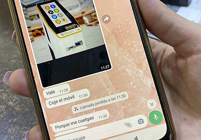 Captura de pantalla con los mensajes del estafador y con una imagen del cajero de criptomonedas donde se debía hacer el ingreso.
