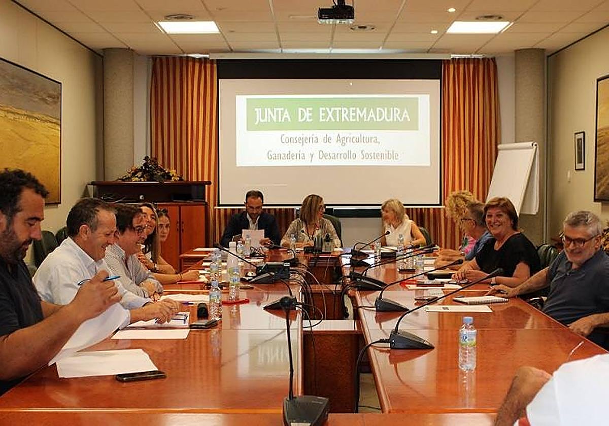 Mercedes Morán reunida con los principales representantes del campo extremeño.