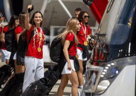 Las jugadoras de la selección española de fútbol a su llegada al aeropuerto de Barajas, este lunes en Madrid.