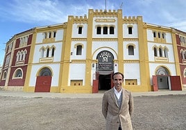 José Luis Pereda, en enero del pasado año delante del coso de San Albín tras comprar la plaza de toros de Mérida.