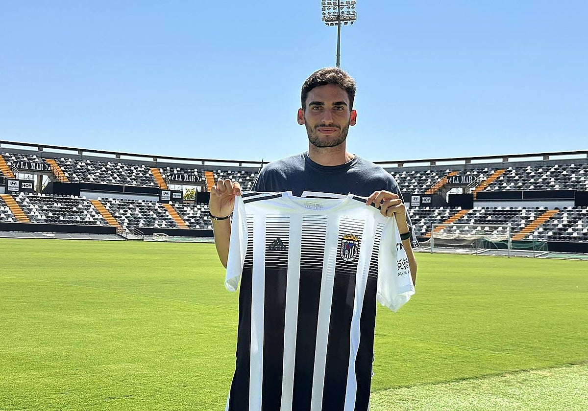 Fidel Ibáñez en su presentación como jugador blanquinegro en el Nuevo Vivero.