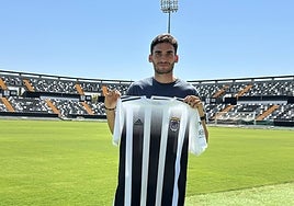 Fidel Ibáñez en su presentación como jugador blanquinegro en el Nuevo Vivero.