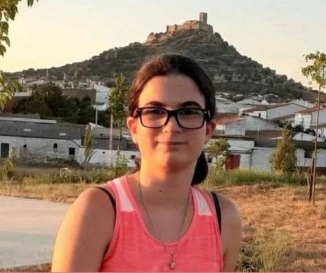 A Jenni también se le reconoce con gafas, aunque la foto más reciente que publicó en sus redes iba sin ellas.