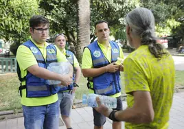 Voluntarios de DYA entregando agua a un sintecho el pasado 8 de agosto.