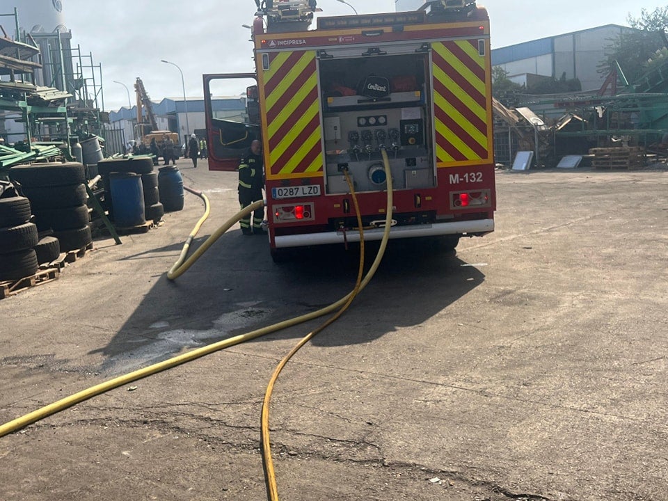 Así han sofocado los bomberos el incendio en una planta de reciclaje