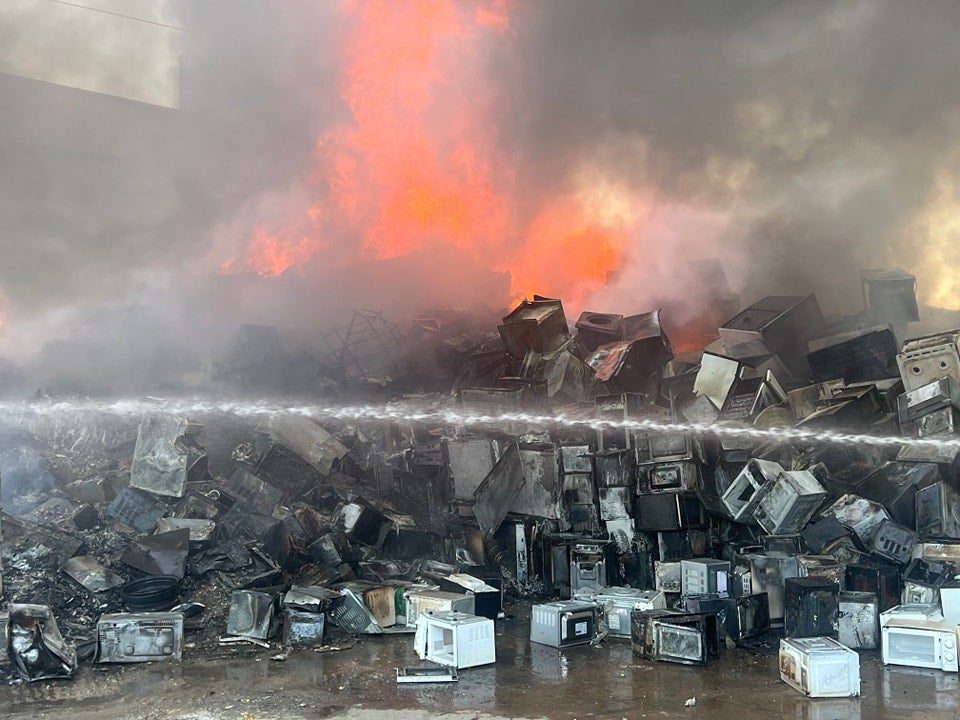 Así han sofocado los bomberos el incendio en una planta de reciclaje