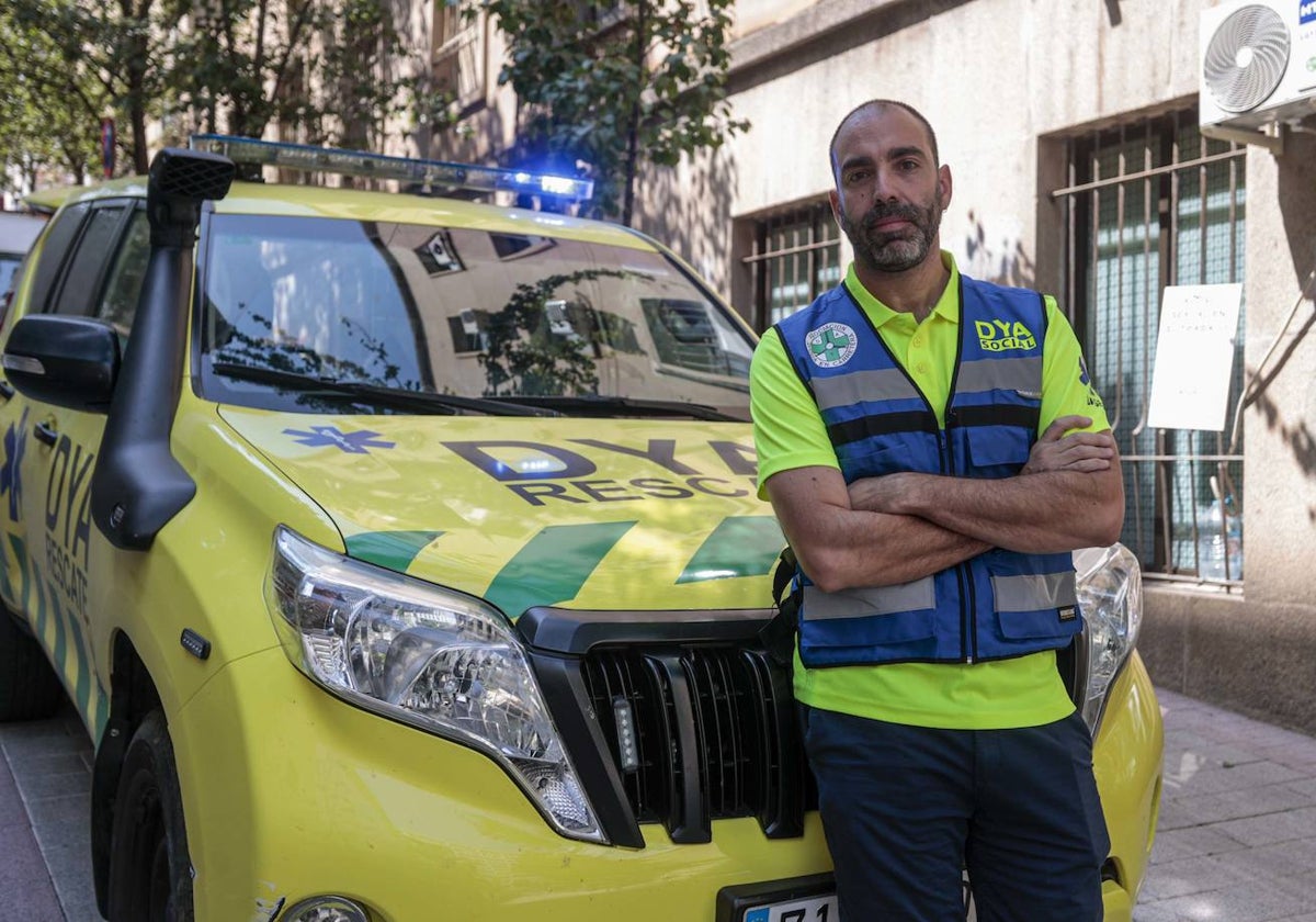 Hugo Alonso es voluntario de DYA social y atiende a los sintecho de la ciudad.