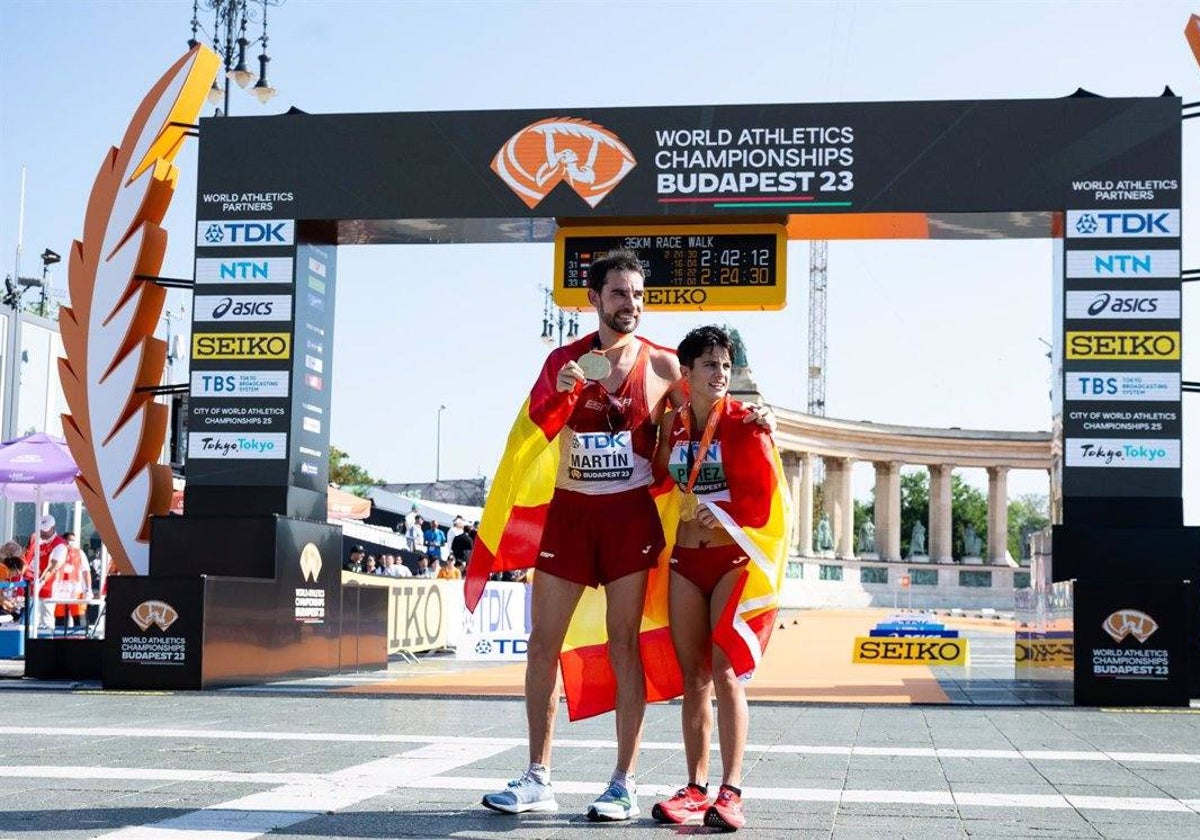 Álvaro Martín y María Pérez posan con sus medallas de oro tras ganar sus respectivas carreras