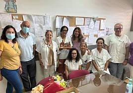 En el centro, con la cerámica, Remedios Rastrojo, durante su homenaje de despedida.