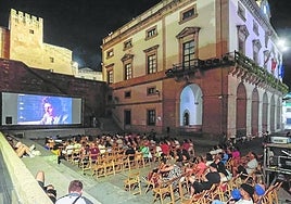 Cine de verano al aire libre organizado por el Ayuntamiento en el Foro de los Balbos.