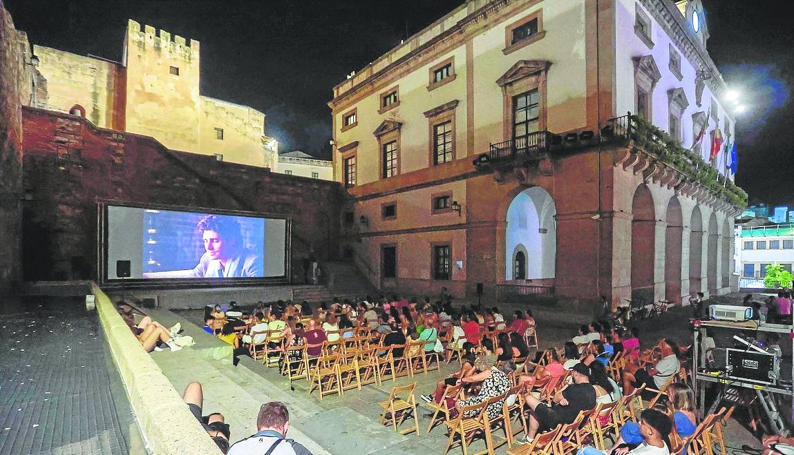 Cine de verano al aire libre organizado por el Ayuntamiento en el Foro de los Balbos.