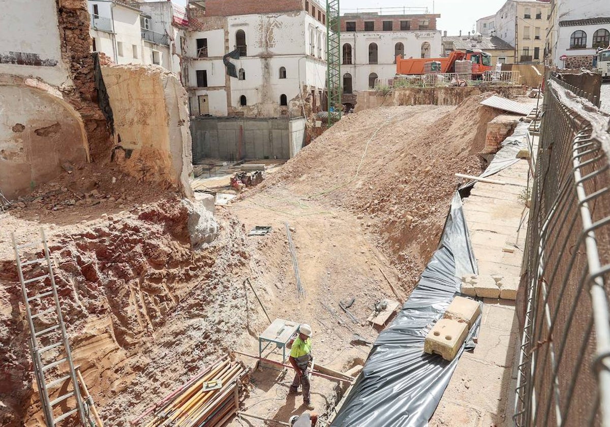 Vista de la obra del hotel del Palacio de Godoy desde las Cuatro Esquinas.