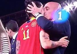 Momento en el que Rubiales besa a Hermoso.