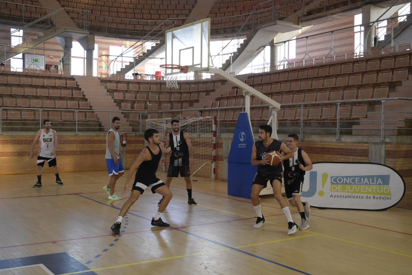 Imagen secundaria 2 - Espuma y muchos colores para despedir agosto