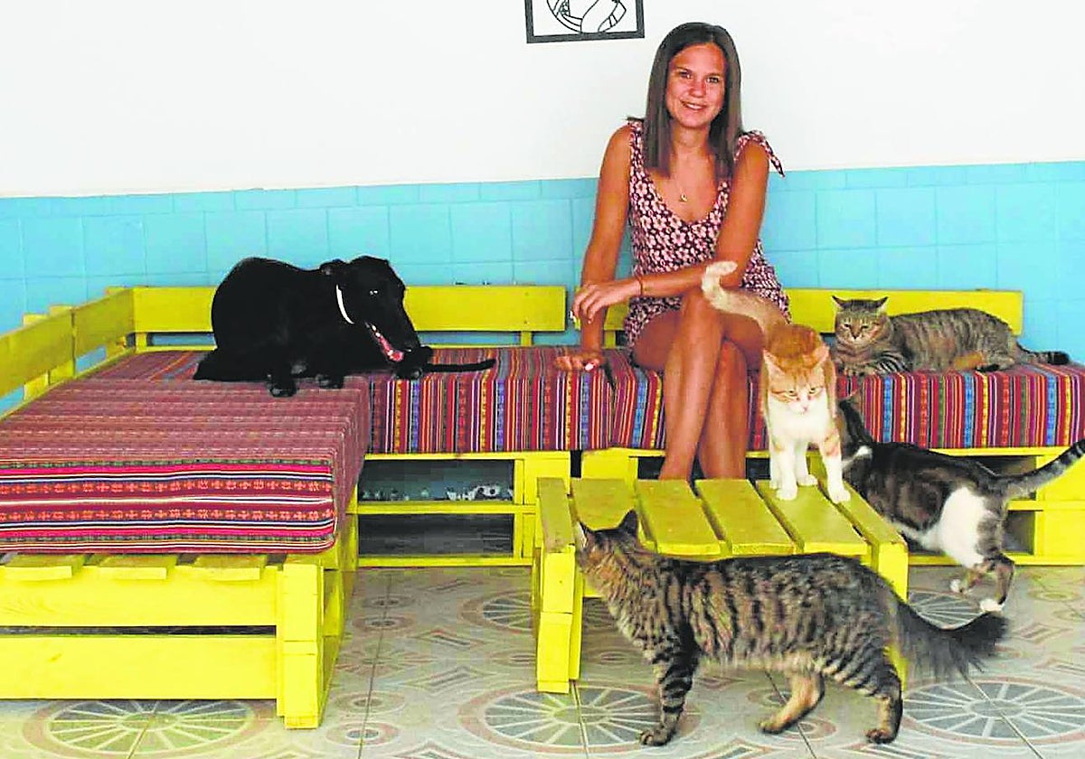 Sandra Prior junto a algunos de los animales que ha rescatado.