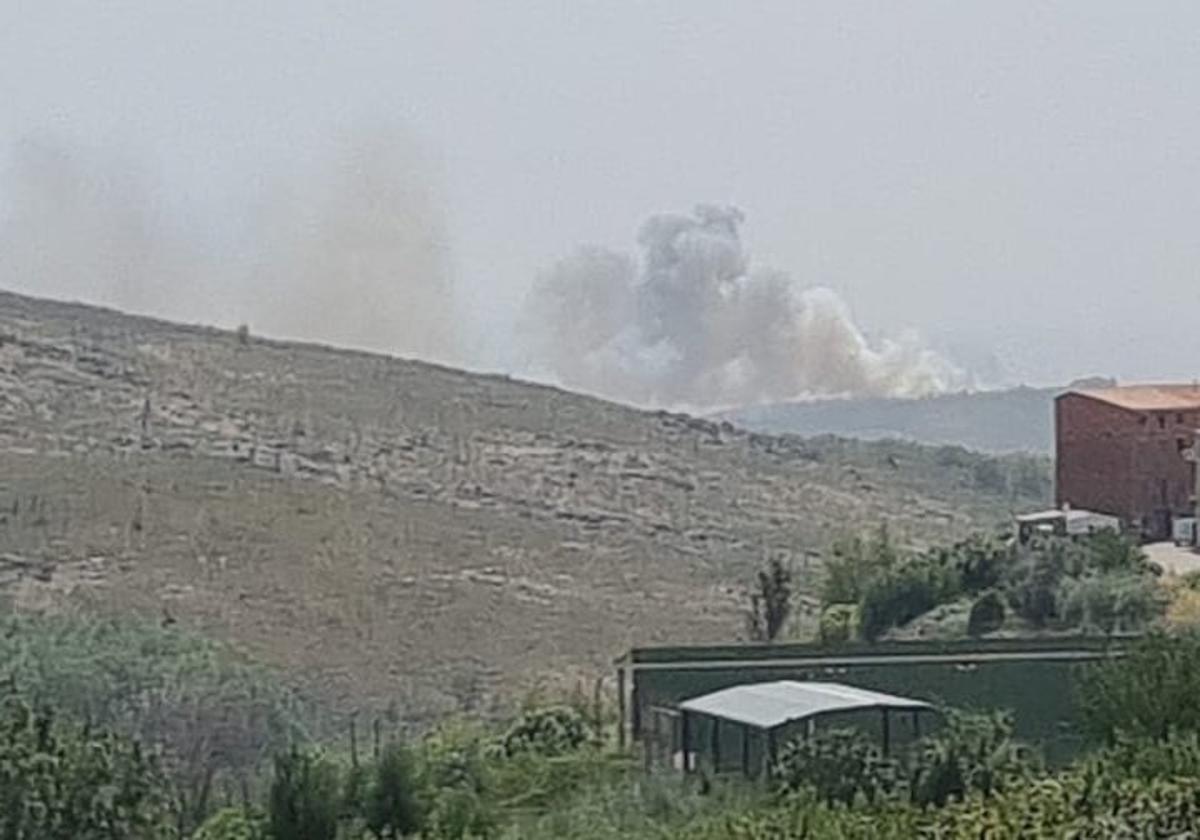 El humo es visible desde muchos kilómetros de distancia.