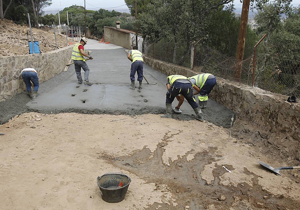 Operarios asfaltando un camino en las inmediaciones de la zona de las antenas de la Montaña.