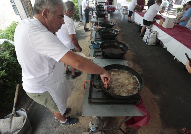 Las tencas se fríen con aceite caliente y se consumen en el momento.