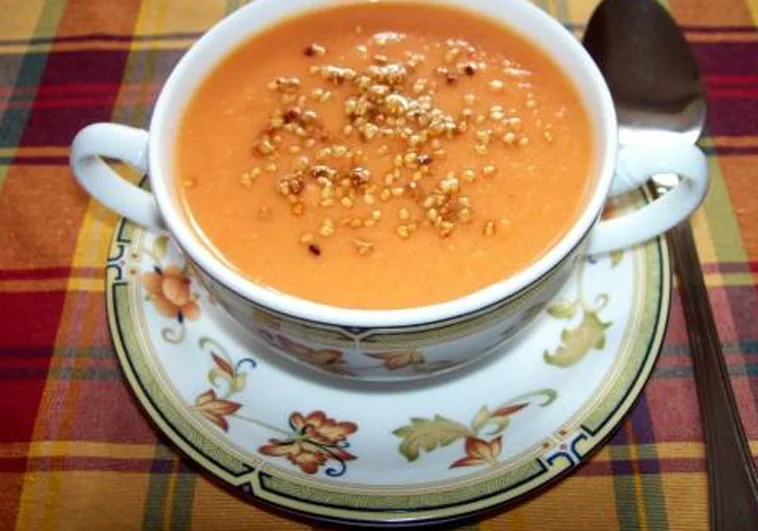 El gazpacho, tanto el original como sus versiones con fruta, es una sopa fría perfecta para cuando el calor aprieta.