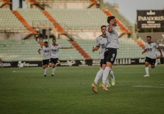 Chuma celebra el único gol del partido señalándose su dorsal.