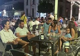 Las noches frescas harán aparecer la manga larga y las rebecas en las terrazas de la región.