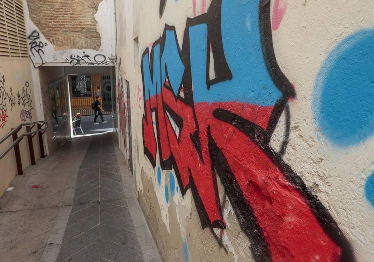 Pintadas en la calle Sánchez Varona, que une Parras con Moret.