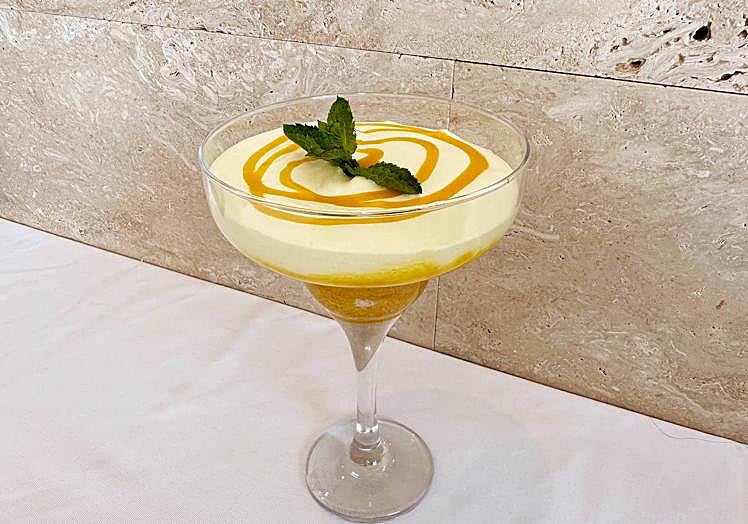 Imagen principal - Mousse de limón, timbal de aguacate y torrija de postre.