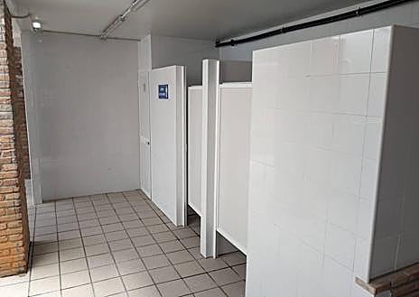 Imagen secundaria 1 - La piscina de Fregenal de la Sierra estrena aseos y vestuarios