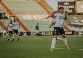 Chuma celebra su gol el pasado sábado en el Romano ante el Linares.