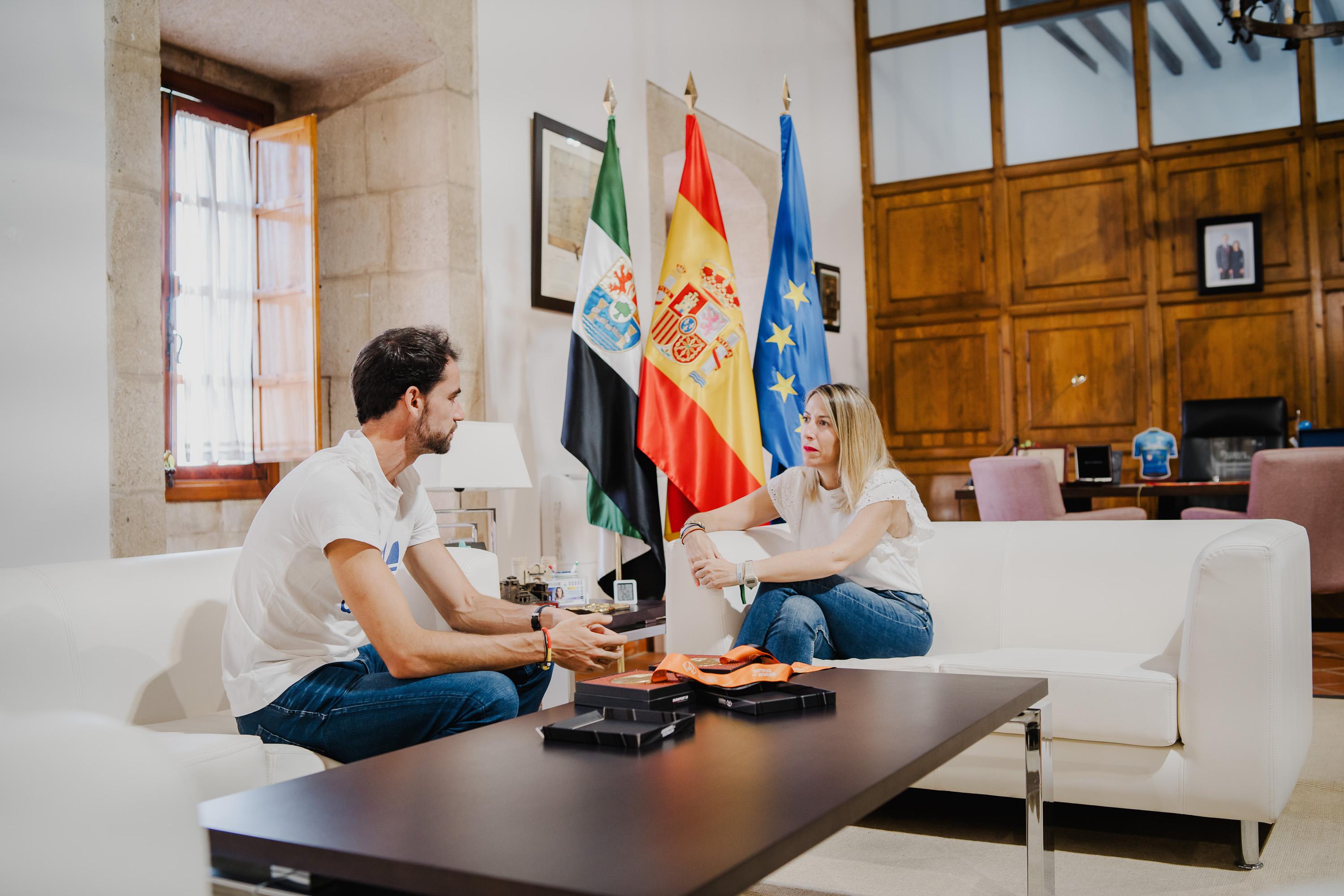 María Guardiola recibe al ganador olímpico llerenense Álvaro Martín