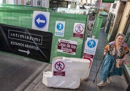 Varias señales indican al llegar a la obra, en San Antón, el itinerario obligatorio para los peatones por la acera de los números pares.