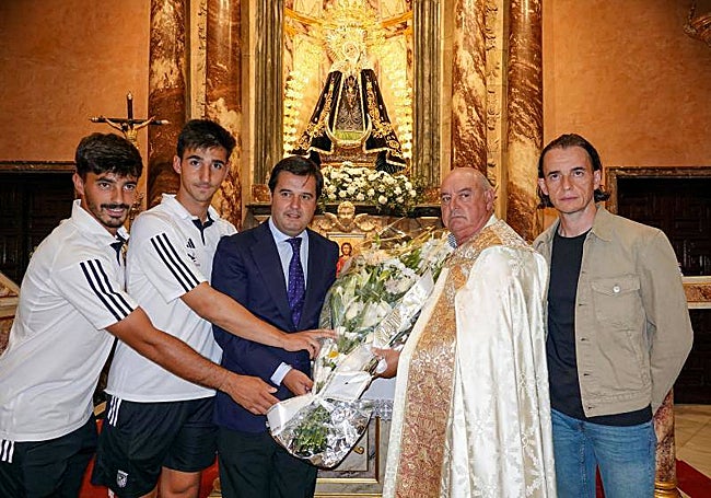 Ofrenda floral del Badajoz en La Soledad.