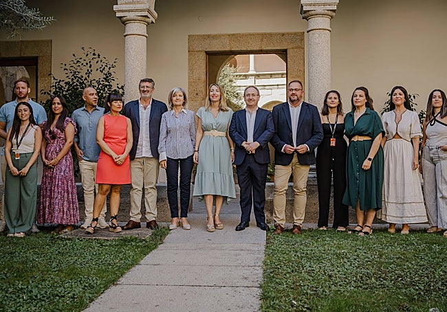 Imagen de Osuna, Guardiola, Bazaga y Cimarro con parte del equipo del Festival en este verano, en el claustro de la Presidencia de la Junta, esta mañana.