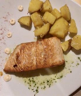 Imagen secundaria 2 - Saquitos de verduras, croquetas de gambón y salmón braseado.