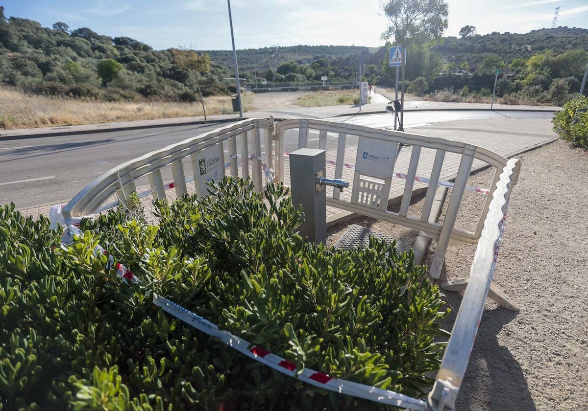 Una de las fuentes de Montesol donde apareció legionela, rodeada de vallas para evitar su uso.