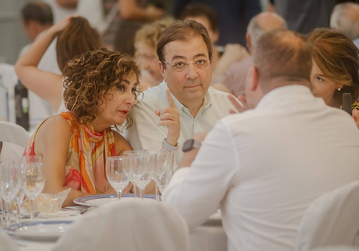 María Jesús Montero y Guillermo Fernández Vara, durante la comida celebrada este jueves en Mérida.