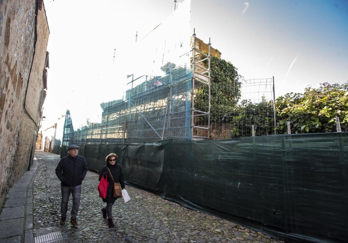 Andamios instalados para la segunda fase de rehabilitación del la muralla, que ya se han retirado.