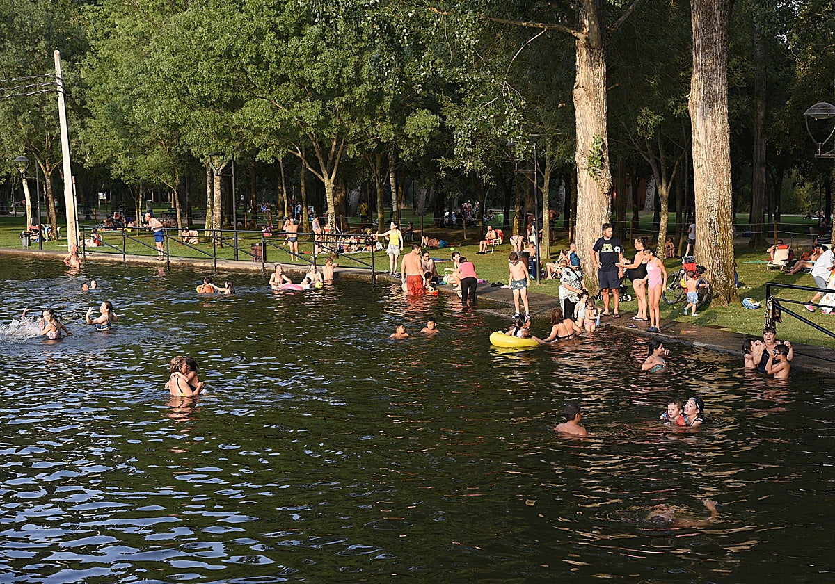 Parque y canal de baño de la Isla, el mayor refugio climático de Plasencia.