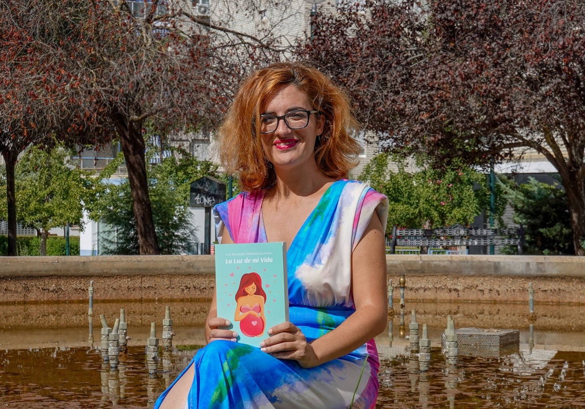 Luz Milagros Moreno sostiene su primera publicación en Badajoz.